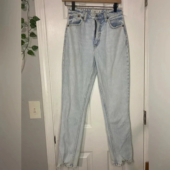 Abercrombie and Fitch the mom jeans - Picture 2 of 8